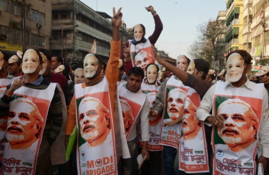 Bodyguards for Indian Prime Minister Narendra Modi run alongside his  News Photo - Getty Images